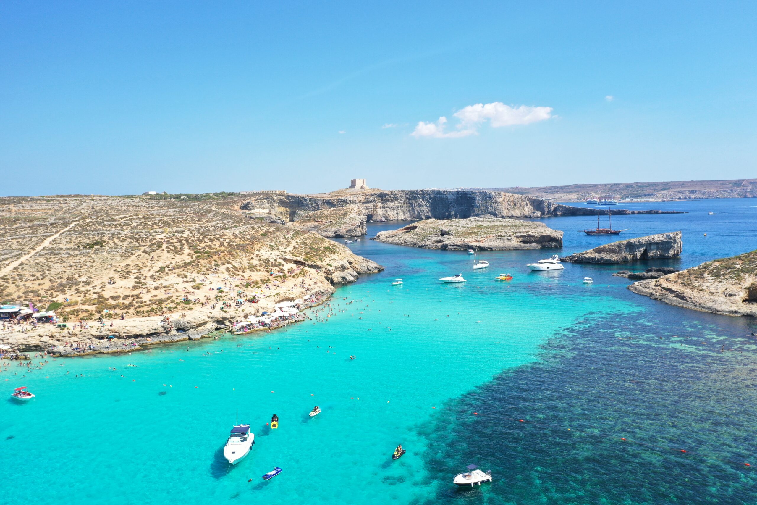 Vue du ciel du Lagon Bleu de Malte, île de Comino
