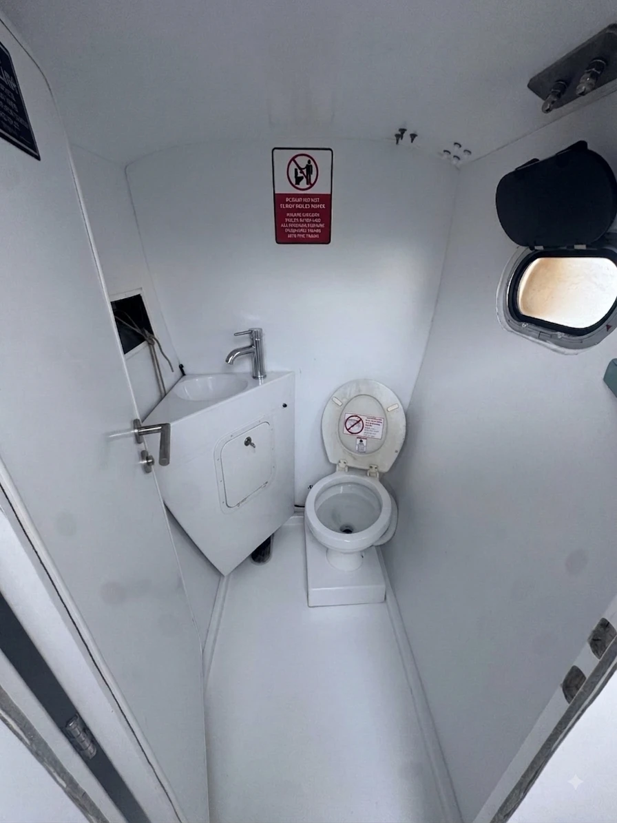 Baño y aseo a bordo del catamarán Playtime.