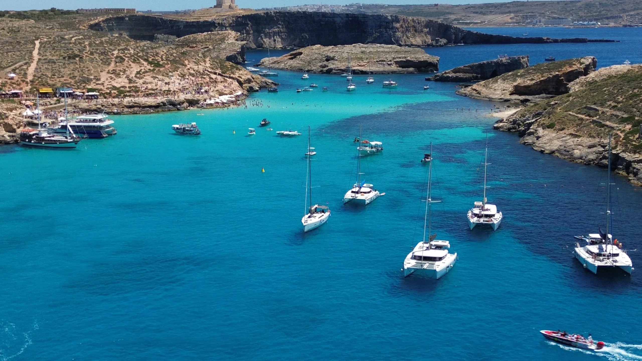 Catamaran ancré au Blue Lagoon, Malte