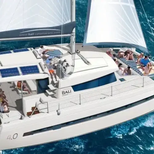 Katamaran Bali 4.0 Catspace pod żaglami, model Angelina Mia (zdjęcie producenta)